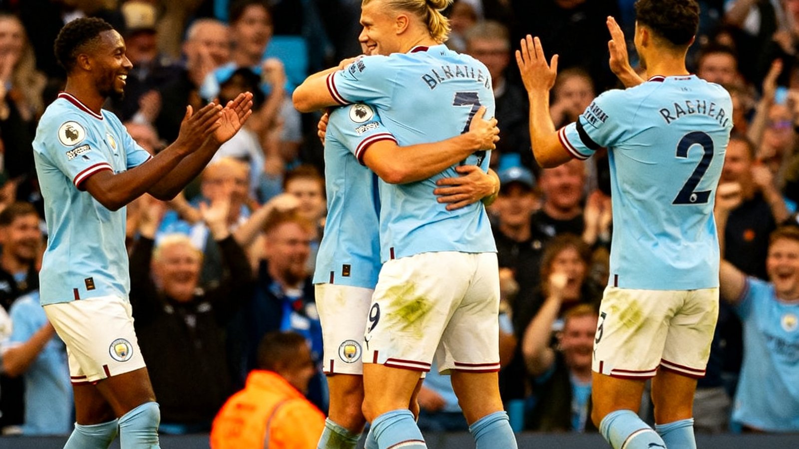曼城主场3比1战胜阿森纳的赛后庆祝画面,哈兰德与队友拥抱庆祝进球